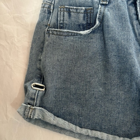 HIGH WAISTED DISTRESSED JEANS SHORTS IN MEDIUM SIZE waist 26 inches - Picture 6 of 6